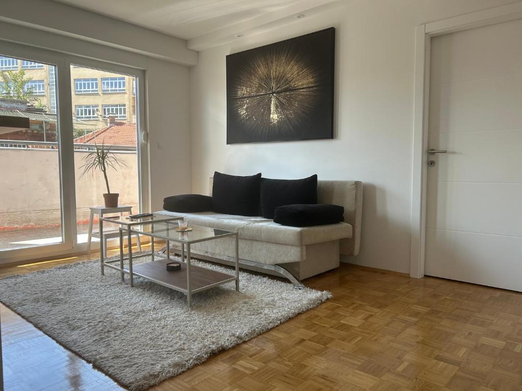 Nora City Lights Apartment - Central 1BR near Old Town - 1