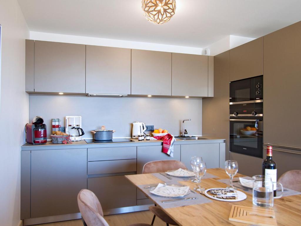 Spacieux appartement avec terrasse ensoleillée - 4 pers. - FR-1-907-23 - 4