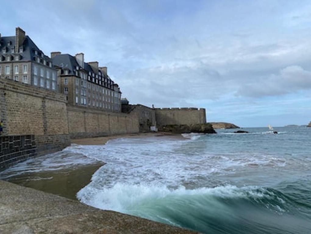 Rare ! Appartement en plein centrorique, à 20 m de la plage, avec garage Vue depuis le balcon - 2