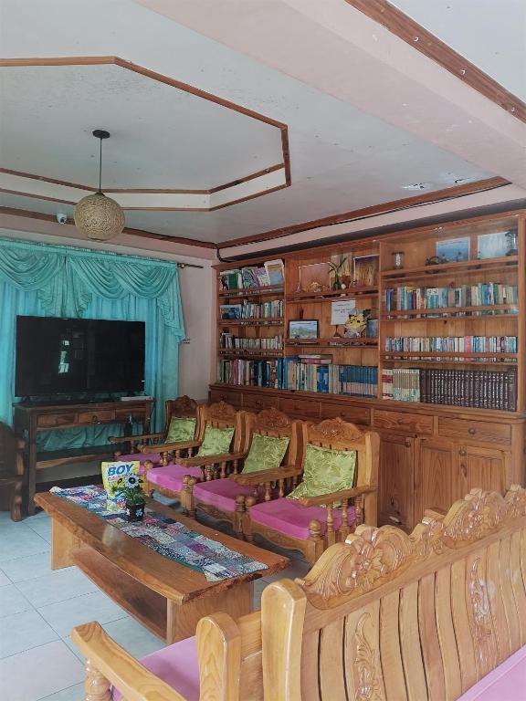 Shared lounge/TV area, Shamrock Tavern Inn in Sagada