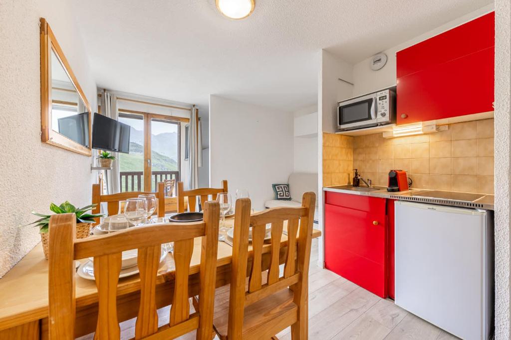 Residence Cimes de Caron, Ski In-Out with WiFi in Val Thorens, "V12" by Versant Collection - 1