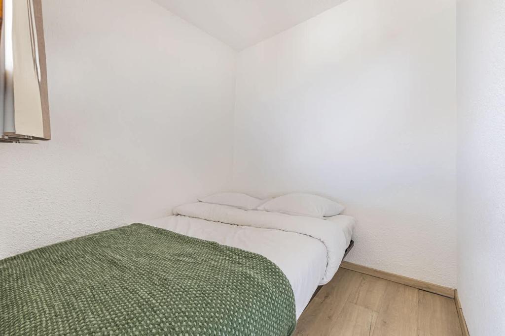 Residence Cimes de Caron, Ski In-Out with WiFi in Val Thorens, "V12" by Versant Collection - 3