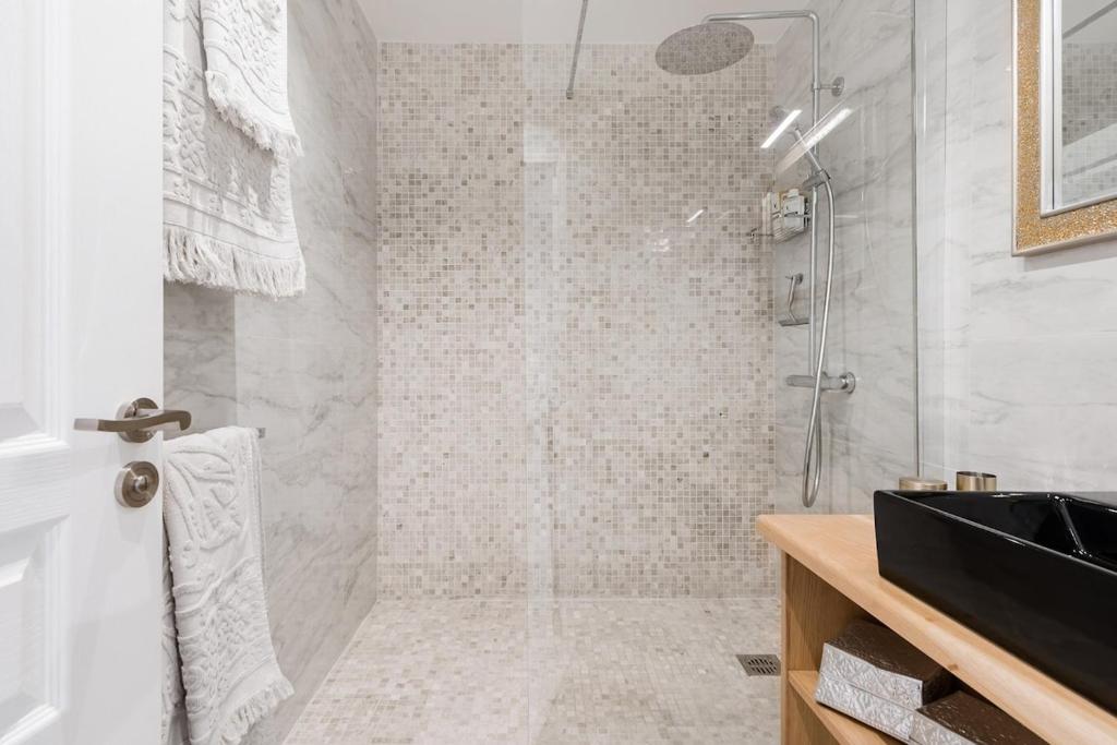 Upscale apartment with panoramic balcony - 2