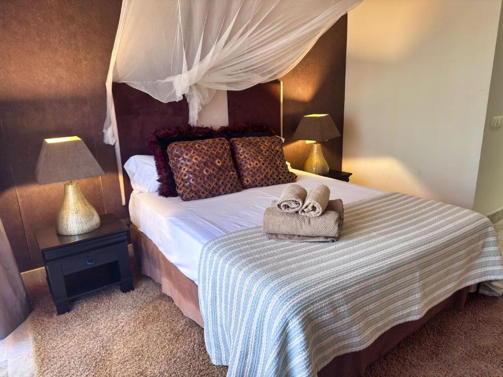 Luxury 3BR Apartment in Aloha Golf - Large Terrace & Pool - 4