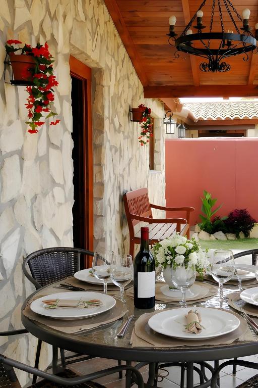 Casa con piscina solo aceptamos familias y parejas no grupos jovenes - 2
