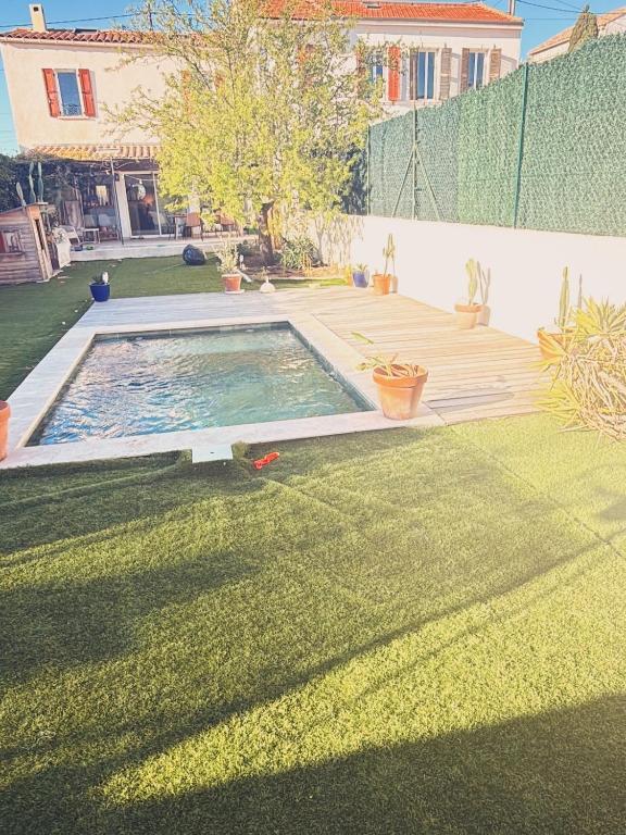 A rare find in Marseille, south-facing house with pool, quiet location - 2