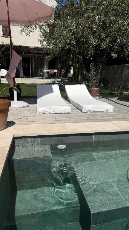 A rare find in Marseille, south-facing house with pool, quiet location - 3