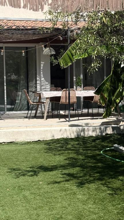 A rare find in Marseille, south-facing house with pool, quiet location - 4