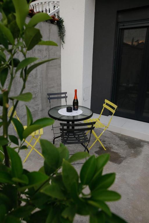 Old Town Gem, Modern stay with private yard - 2