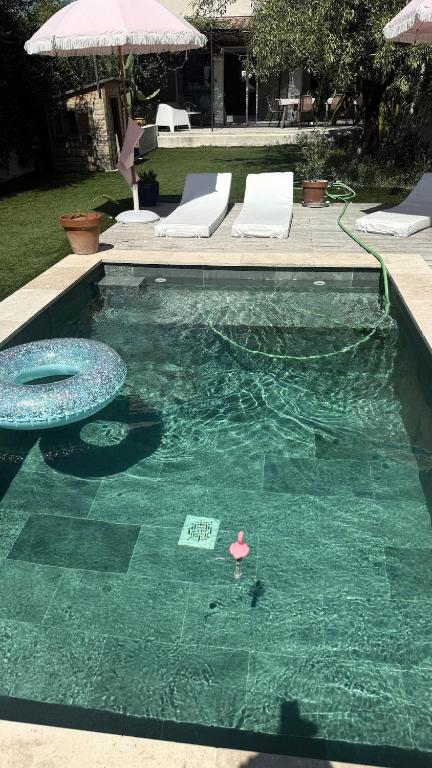 A rare find in Marseille, south-facing house with pool, quiet location - 3