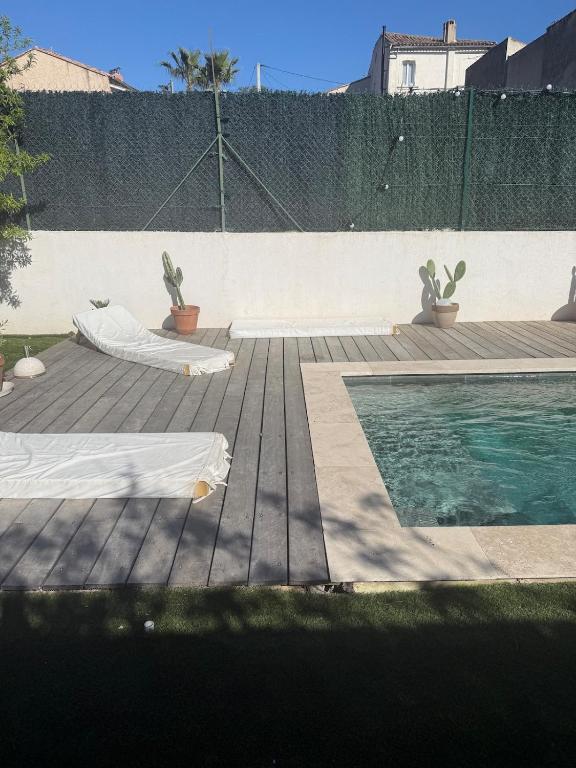 A rare find in Marseille, south-facing house with pool, quiet location - 4