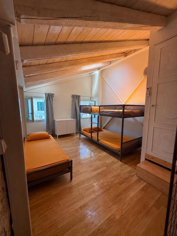 Venetian Tower House - 200m From Beach - 2BR - 3