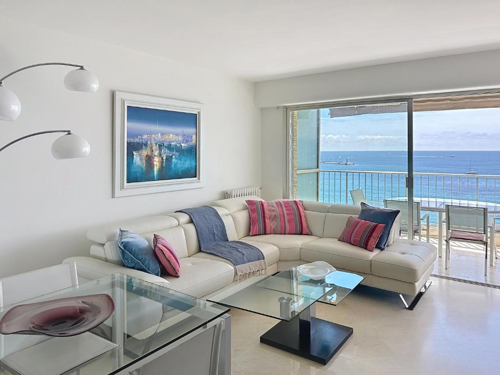 Beachfront 2-bedroom apartment with balcony - 1