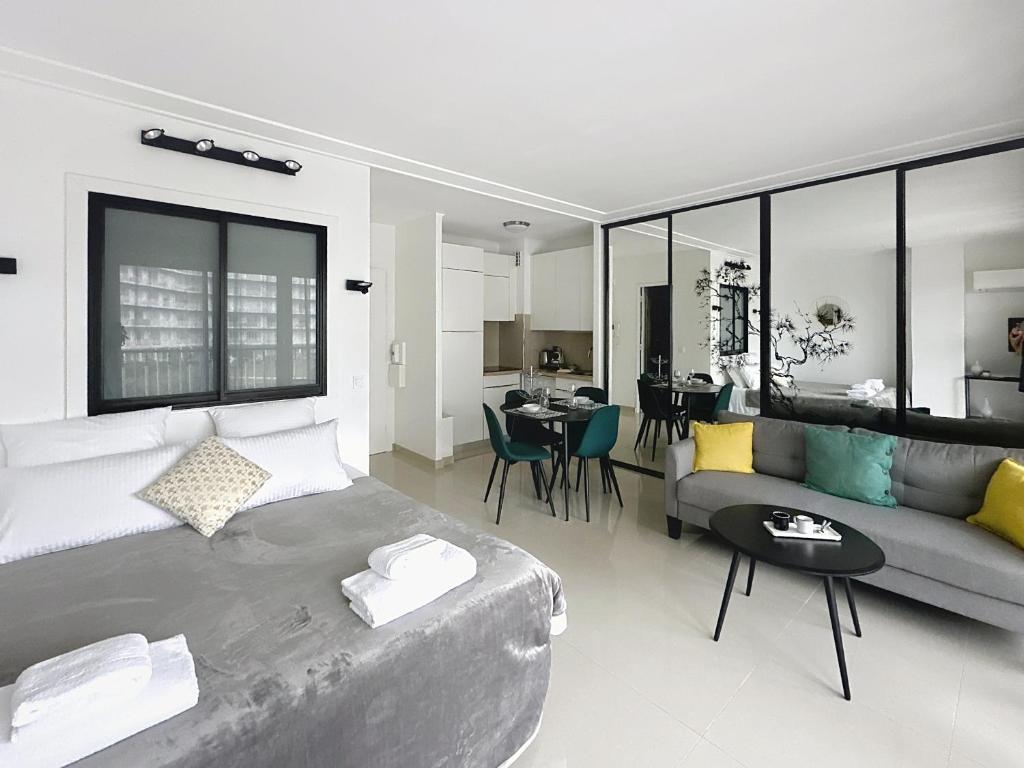 Studio apartment on La Croisette with terrace - 1