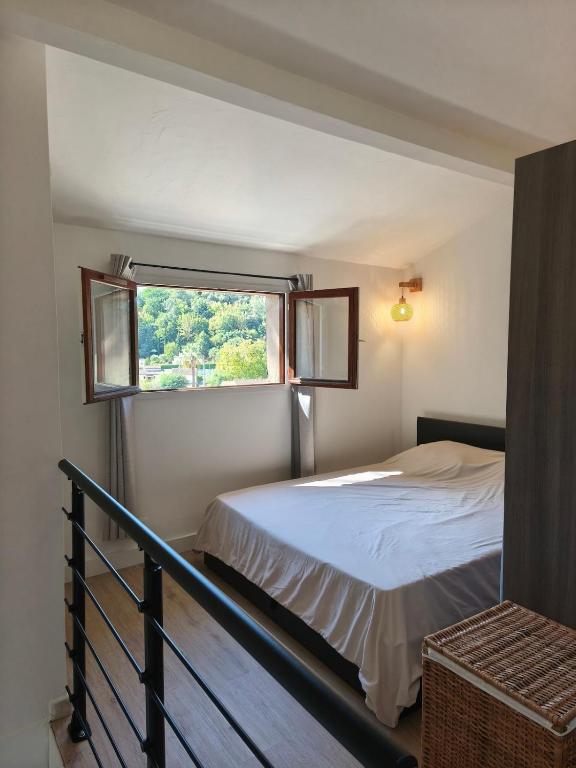 La Petite Maison Jacuzzi au son des cigales - 2