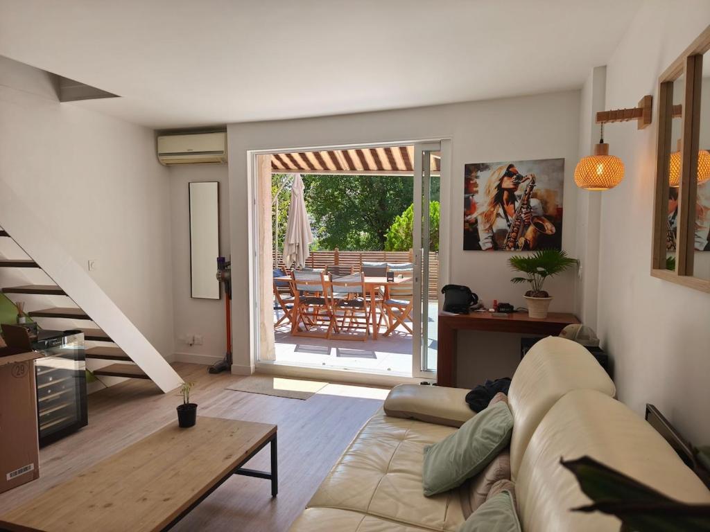 La Petite Maison Jacuzzi au son des cigales - 4