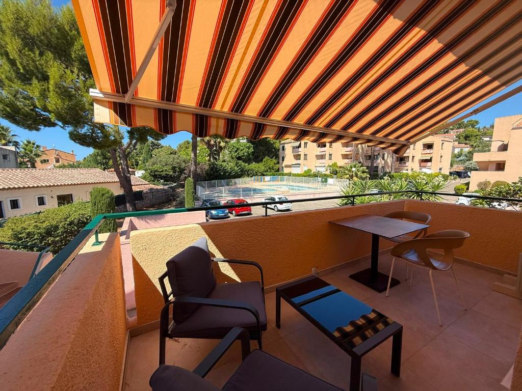 studio avec terrasse et piscine - 2