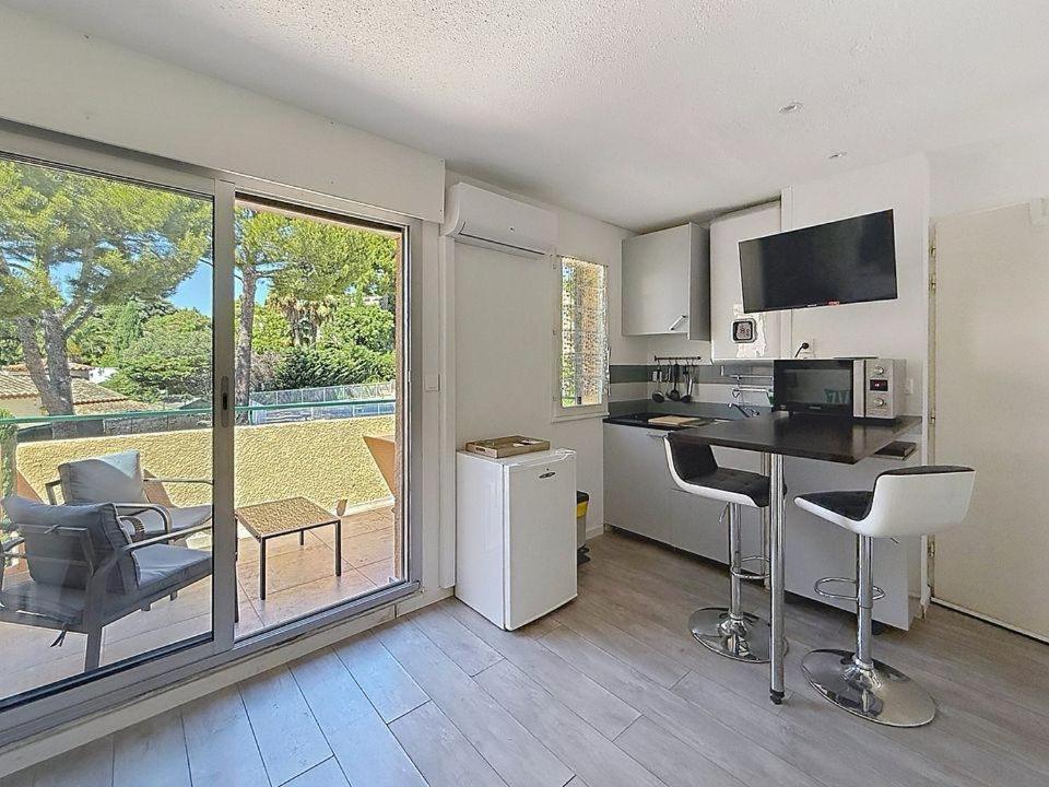 studio avec terrasse et piscine - 5