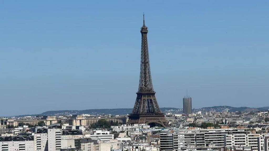 Eiffel View Balcony Hostel - 2