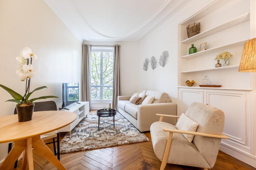 B2D-2people-Wagram-1Bedroom-Ternes-AC - 1