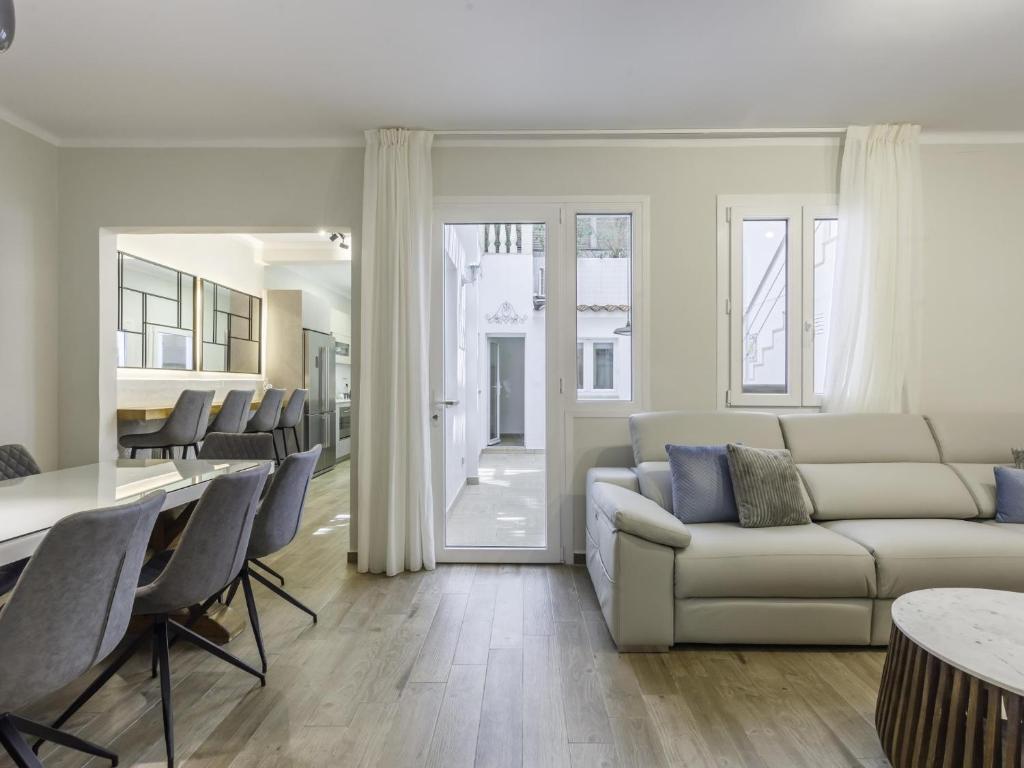 Sitges Centre Mediterranean House- 5 Bedroom, 4 Bathroom, Terrace Courtyard, Private Rooptop Pool - 5