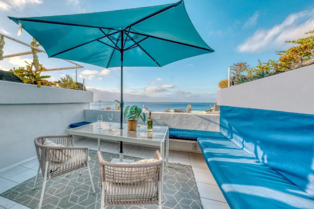 Casa Picon en Puerto del Carmen, con terraza, vistas al mar, piscina y junto a la playa - 2