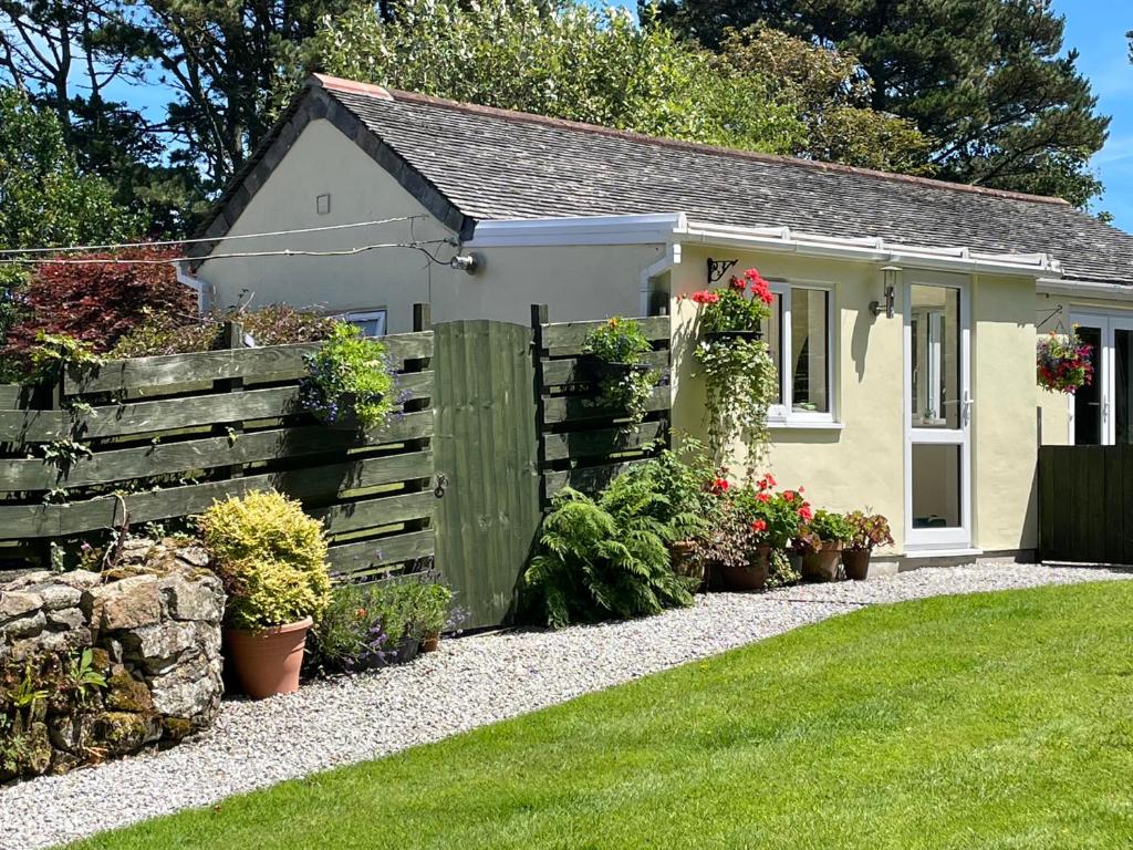 Garden Cottage - dog-friendly self-catering cottage with a large garden near Penzance, Cornwall