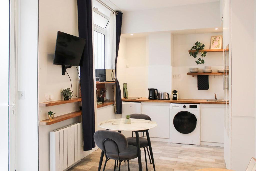 Quiet & Functional Studio Near the Eiffel Tower - 2