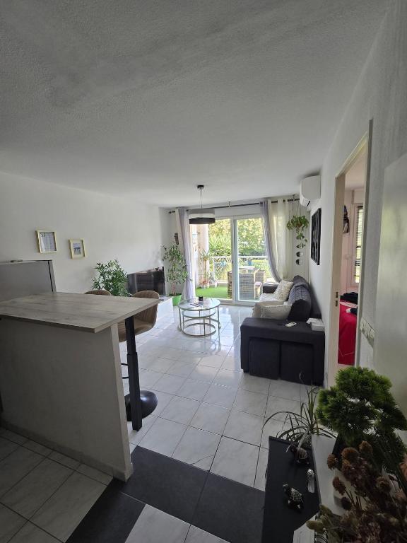 Very well-located apartment in Golfe Juan with a locked garage - 1