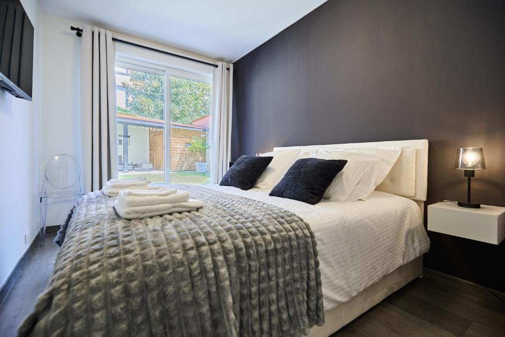 Secret garden SPA - Idéal couples et pros - 5min à pied de la gare - 10min à pied de l'Arena et du Quartier Boulingrin - Baignoire balnéo - Jardin privatif de 50m2 - Mini golf - Home cinéma - 5