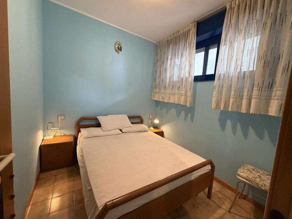 Practical beachside flat for four travellers - 5