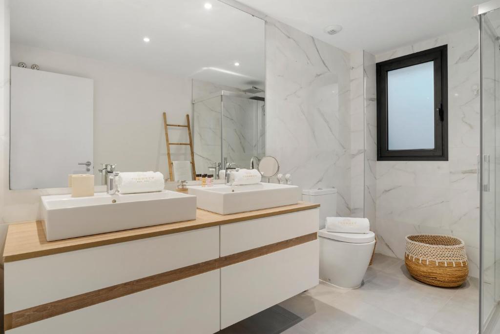 Luxury 3BR Apartment with Private Terrace - 5
