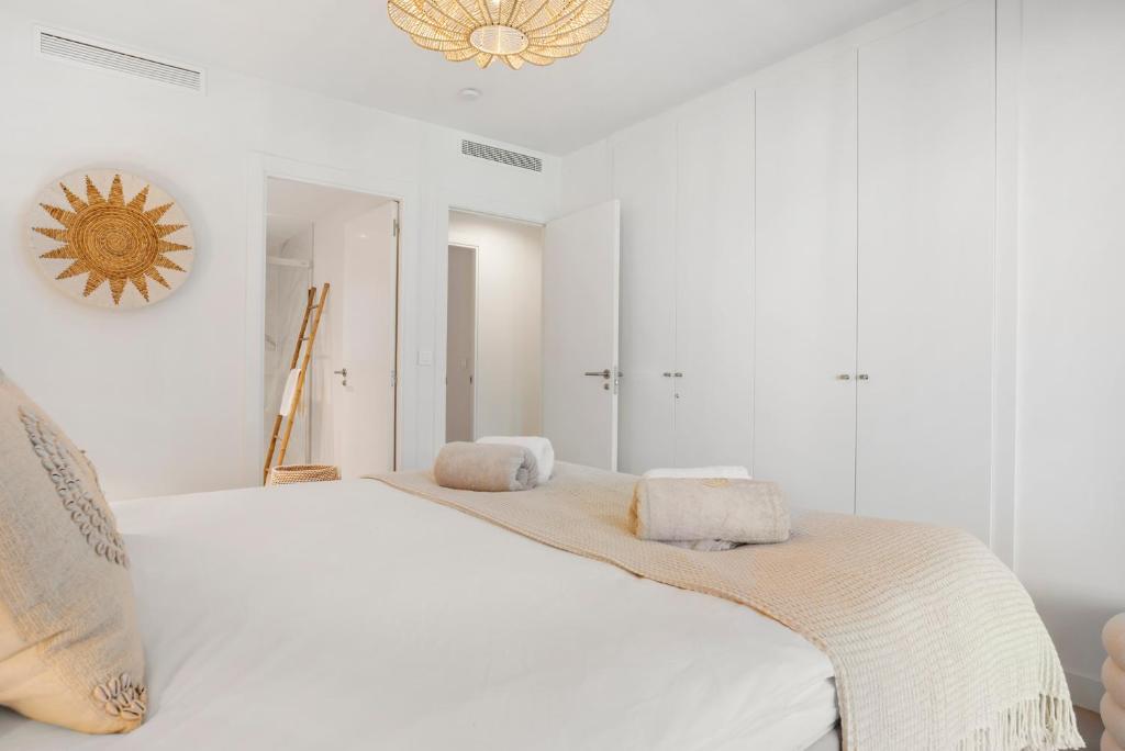 Luxury 3BR Apartment with Private Terrace - 3