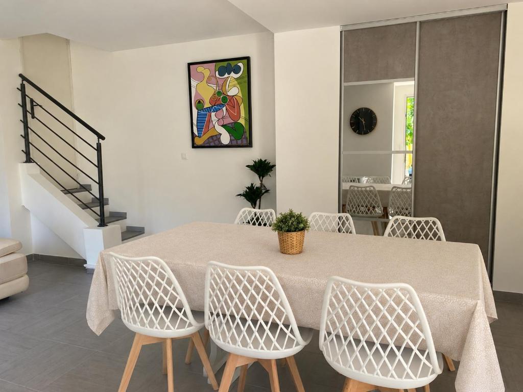 La Maison du Citronnier est climatisée avec garage à 5 min à pied des Grands Buffets et 10 min des Halles - 4
