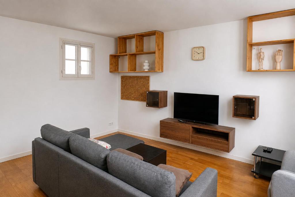 Magnificent Apartment in the Best Central Location of Paris 1 Minute Walk to Train Station - 3