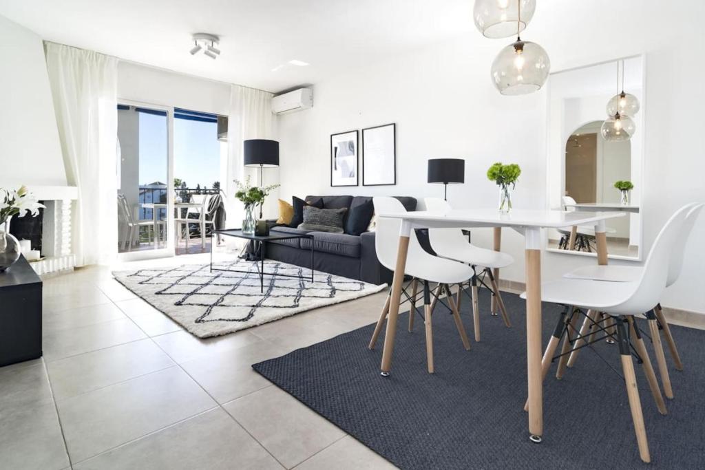 Rdm - Stylish Holiday Apartment With Ocean Views - 1