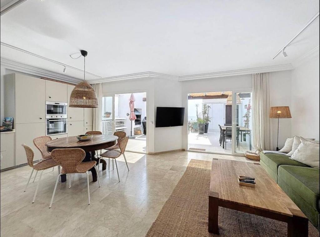 Mbb53 - Beachfront Penthouse With Sea Views - 2