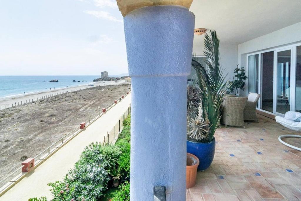 LAP- 3 bed apartment on the beach. Families only - 4