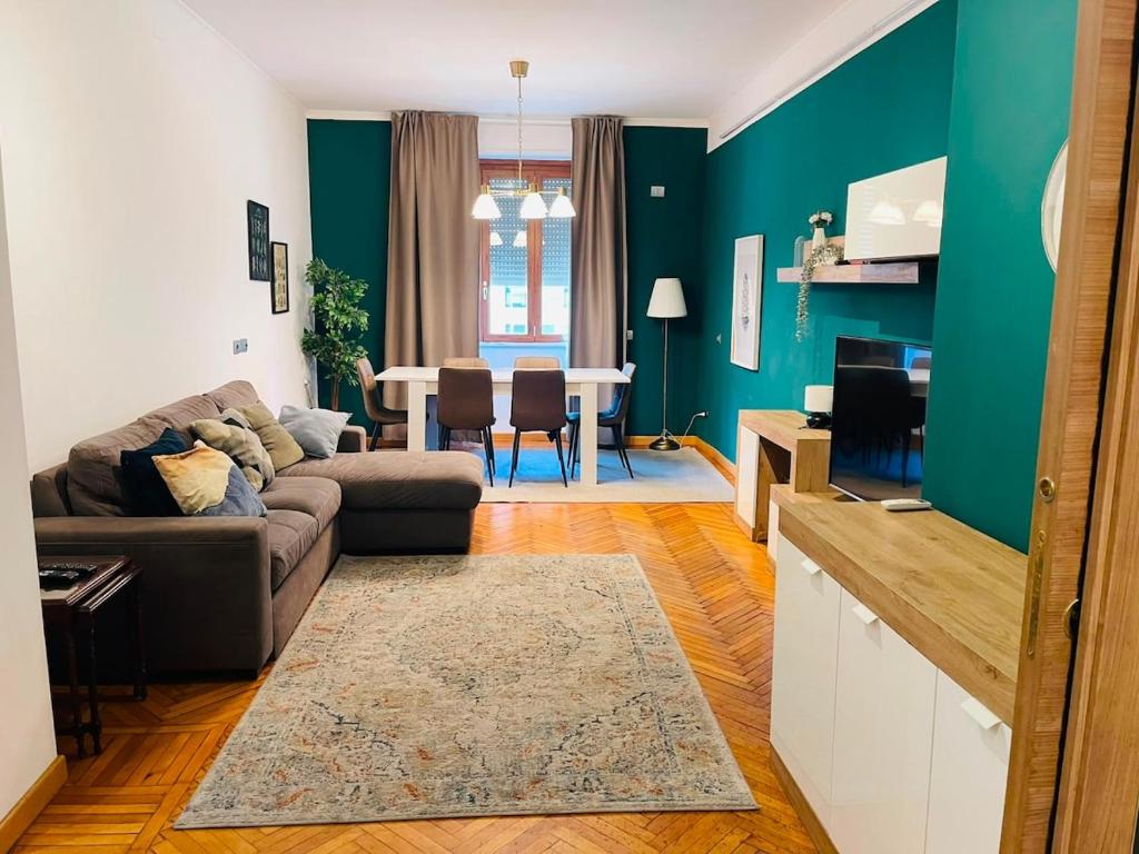 Large apartment for 8 in front of the central station - 1