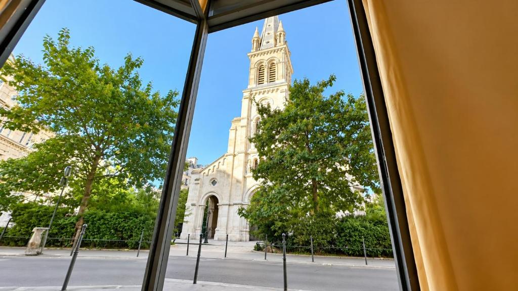 Paris 2BR Apartment with Saint-Joseph-des-Nations View - 2
