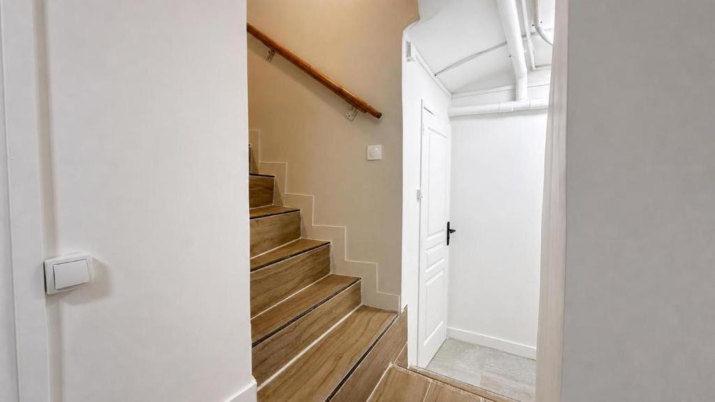 Paris 2BR Apartment with Saint-Joseph-des-Nations View - 3