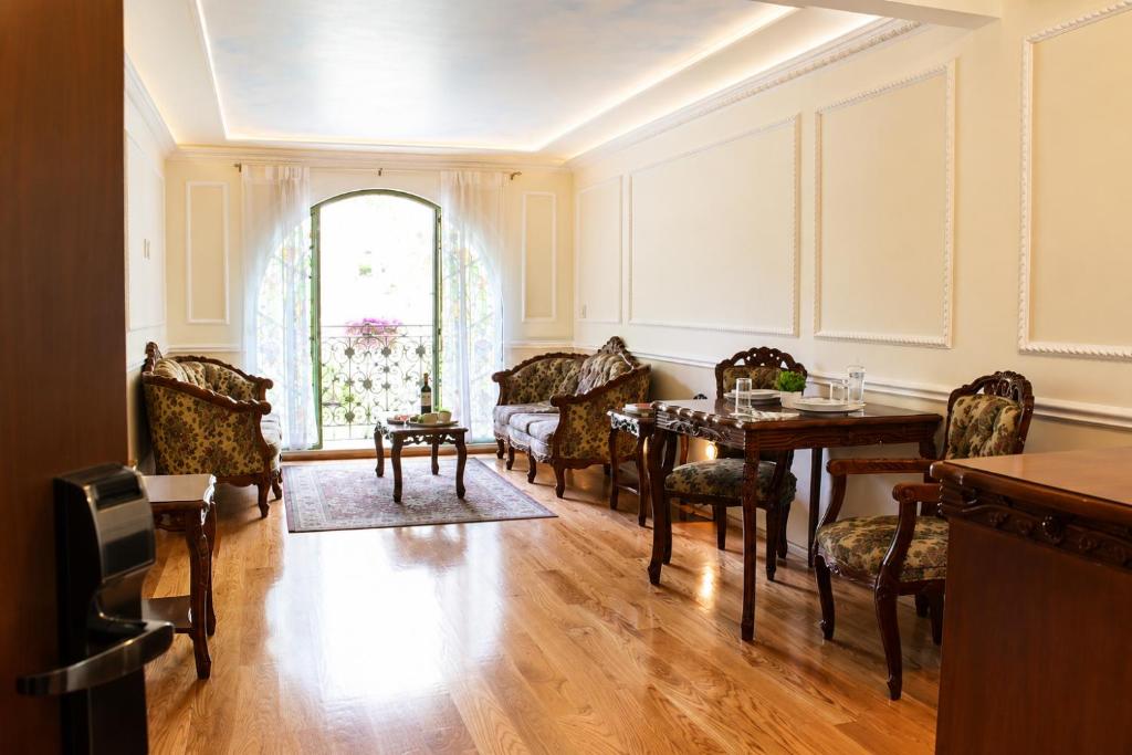 Colonial House - 5