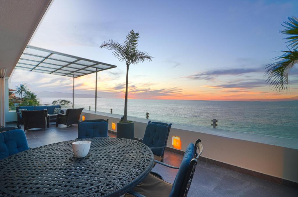 Modern Beachfront - Casa Caballito del Mar - 1