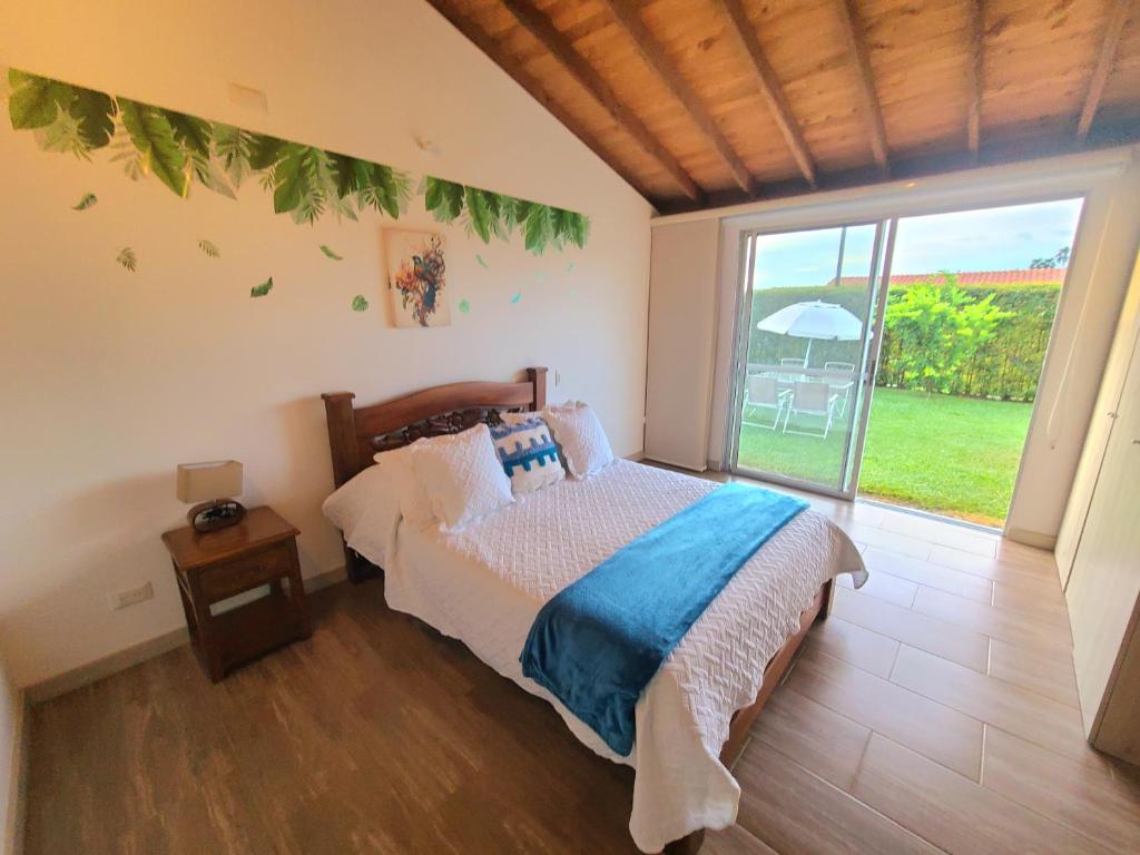 Casa Campestre en zona exclusiva con Jacuzzi, a 10 min del aeropuerto, 20 min parque del café, WiFi, parqueadero privado, vigilancia 24 hrs y amplias zonas sociales - 5