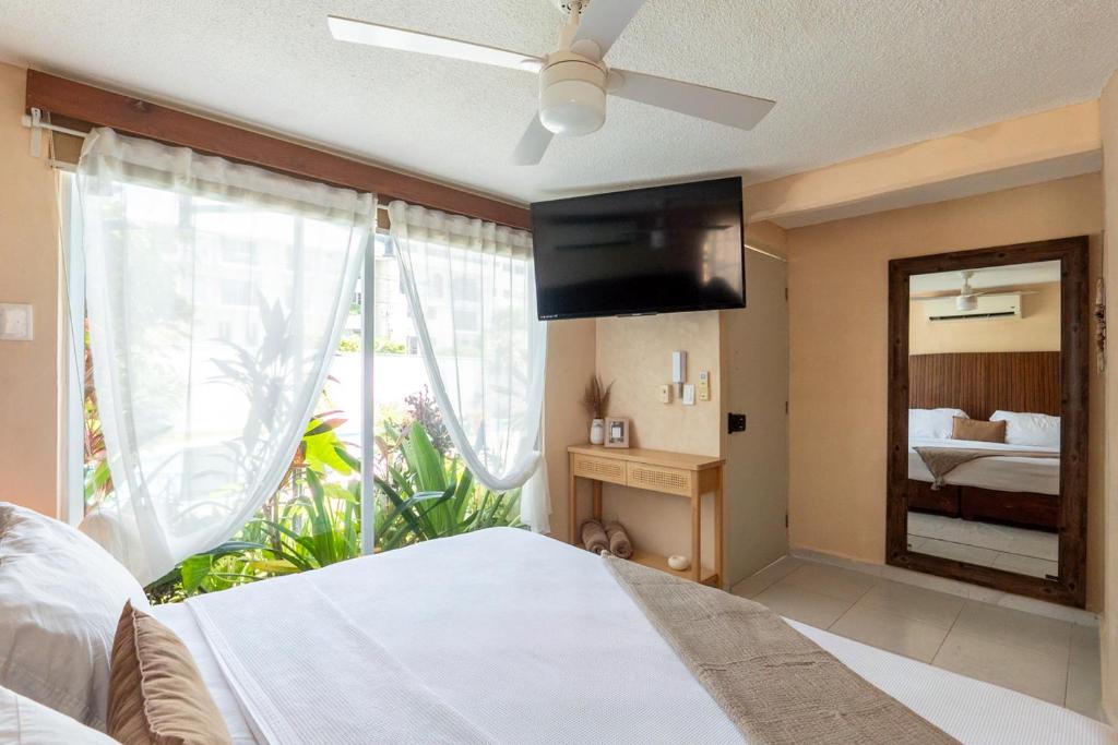 Cozy and central private room with pool - 1