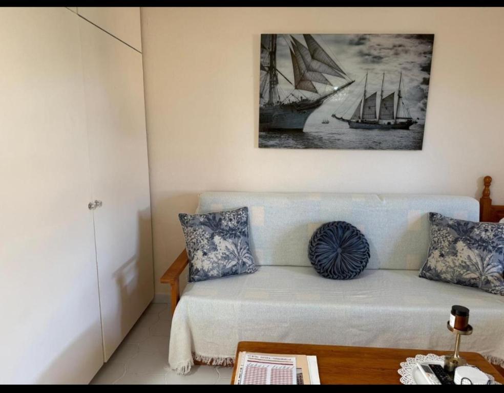 Benalbeach Beauty- Sunny studio with ocean views, balcony, and windows in every room - 3
