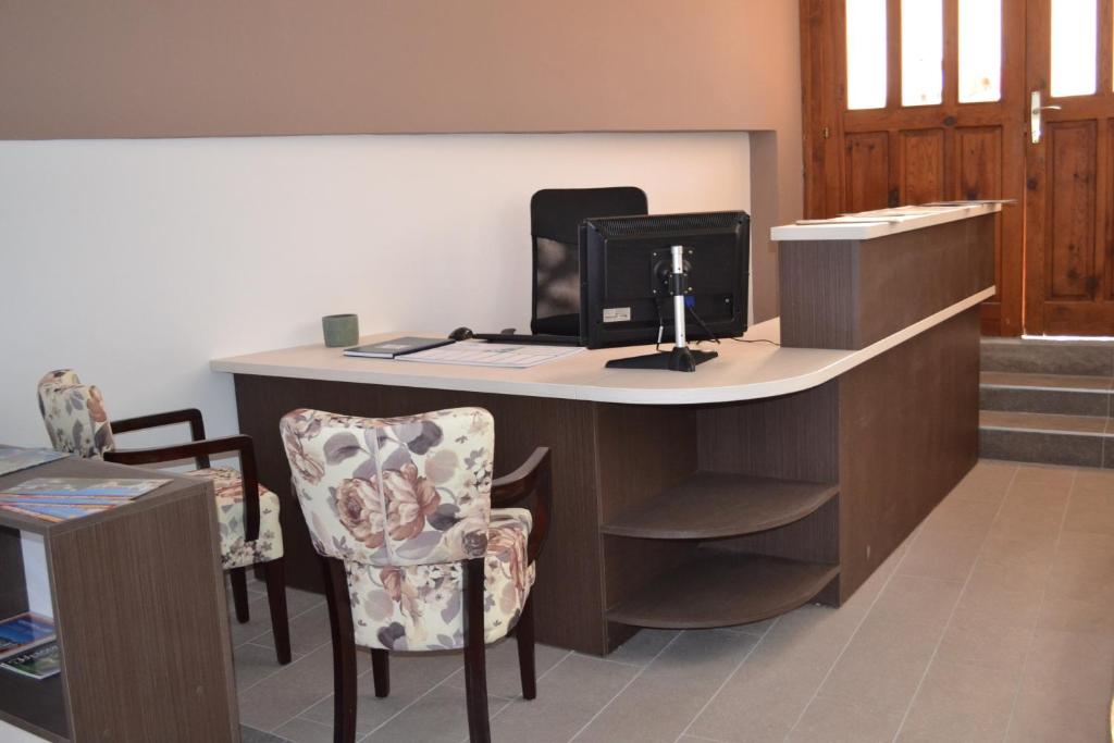 Front desk [24-hour]