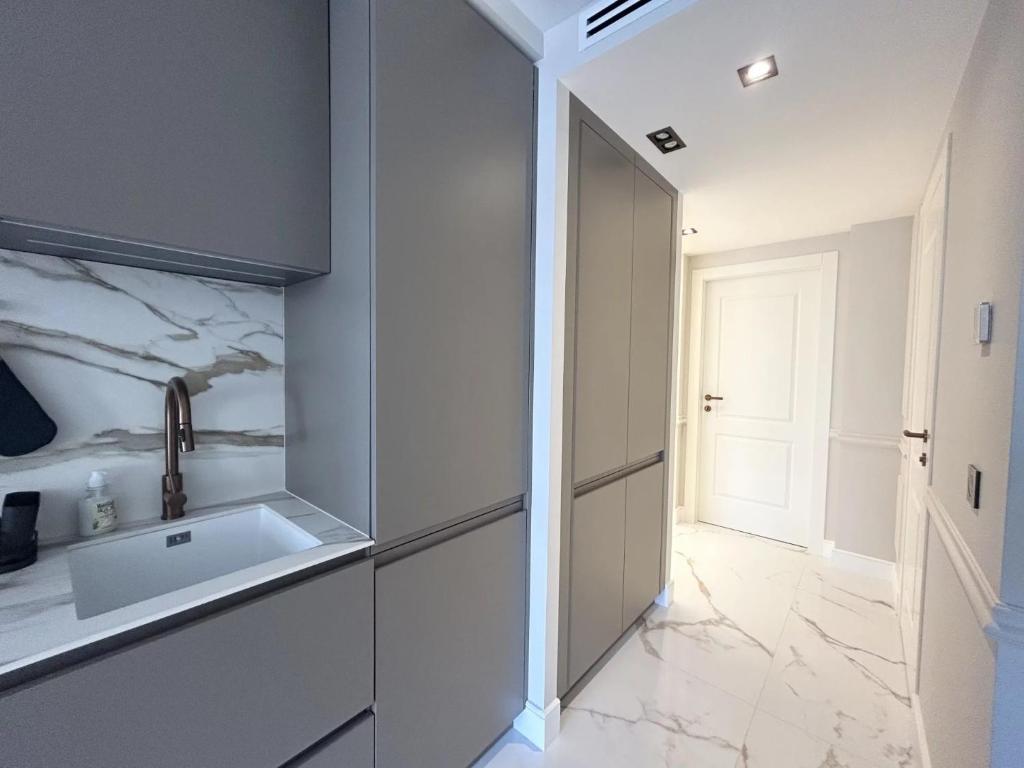 3P Luxe Carré d'Or Terrasse 30 mètres carrés Zone Piétonne Plage à Pied - 3