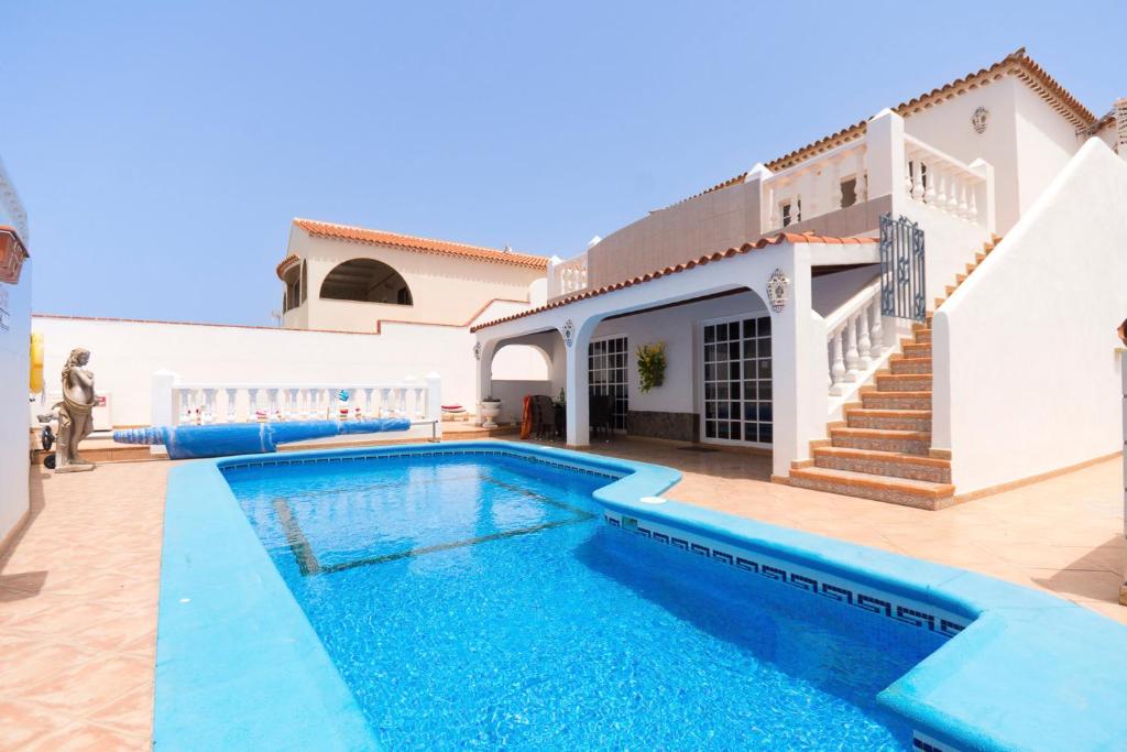 Beautiful 3 Bedroom Holiday Villa - 2