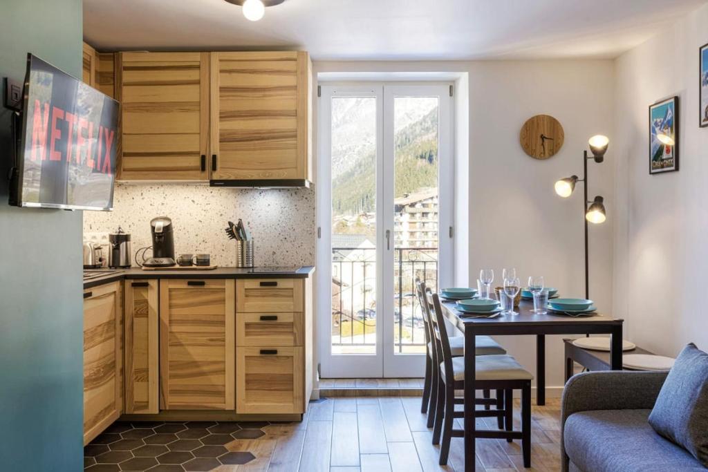 Epicea - Chic 2BR in city center, next to Train Station - By Cozee Rentals - 5